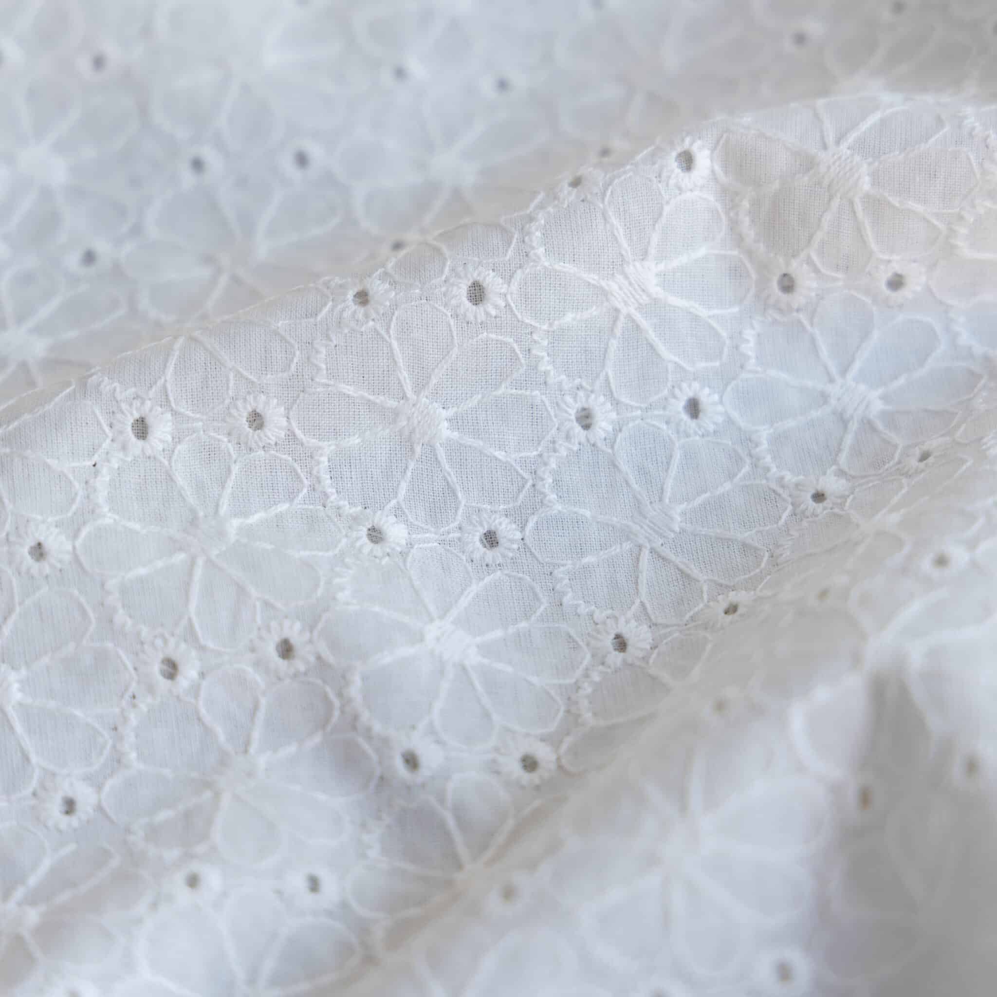 Poplin broderie bloemen schulprand offwhite