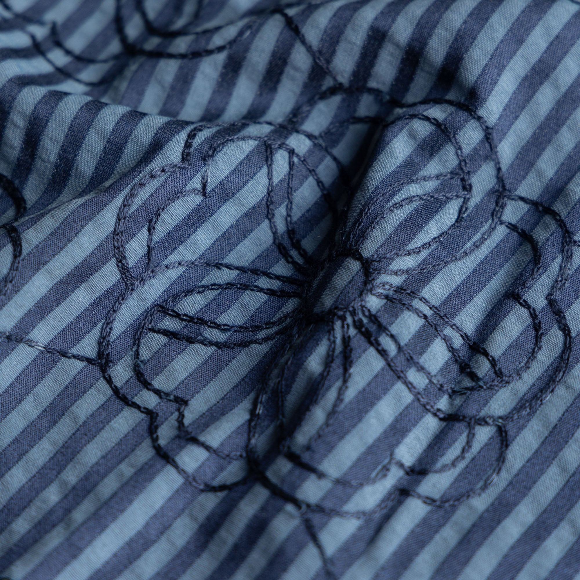 Seersucker strepen geborduurde bloemen jeansblauw