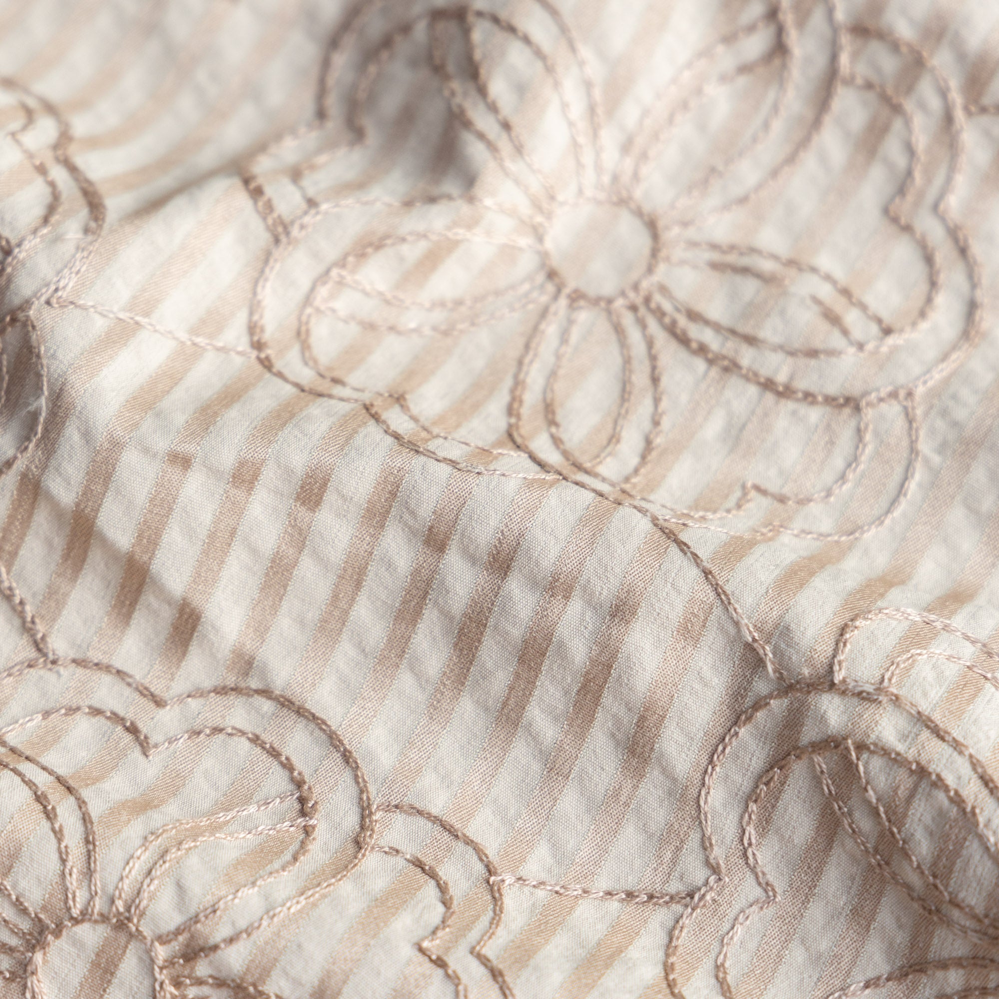 Seersucker strepen geborduurde bloemen beige