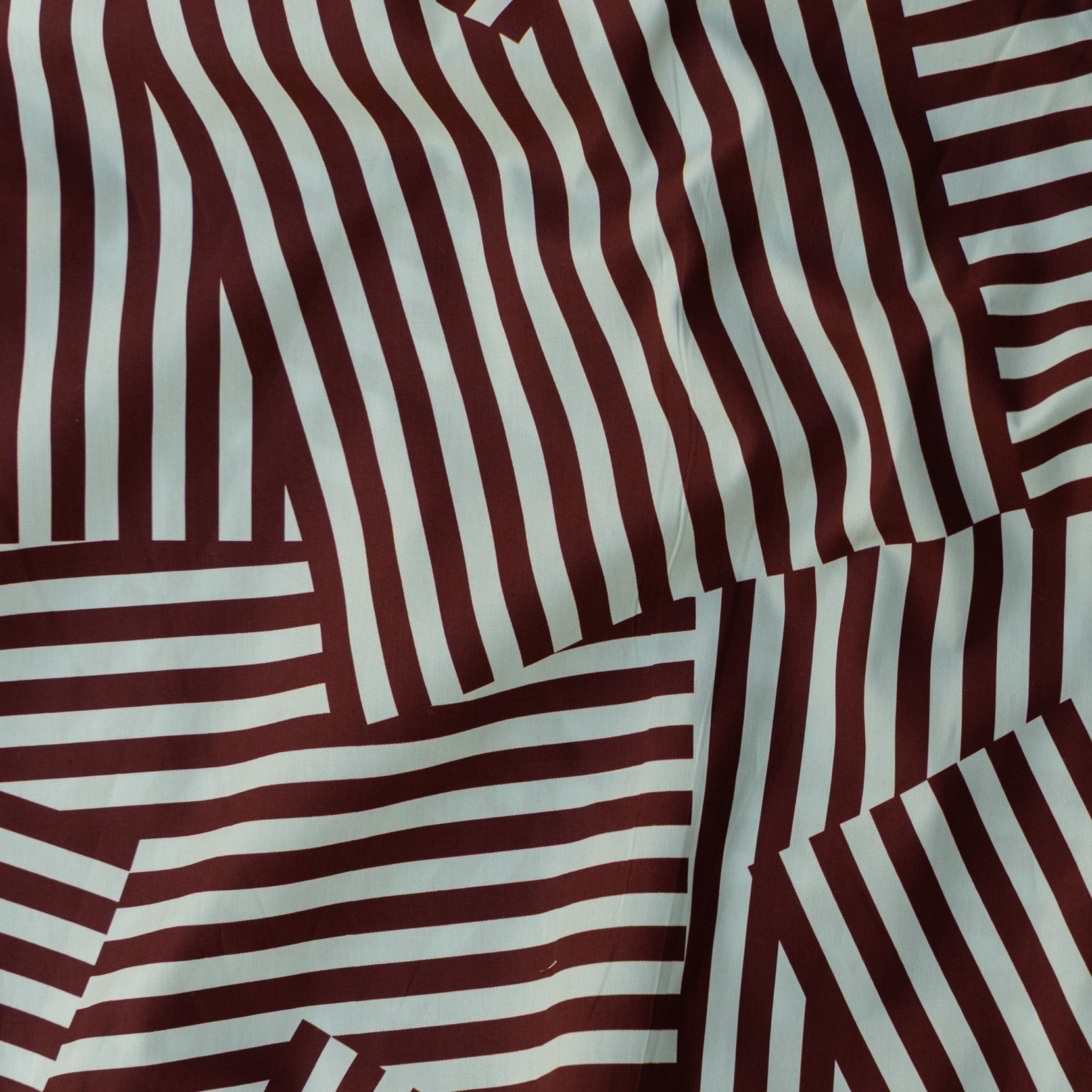 Poplin abstracte strepen bordeaux/lichtblauw