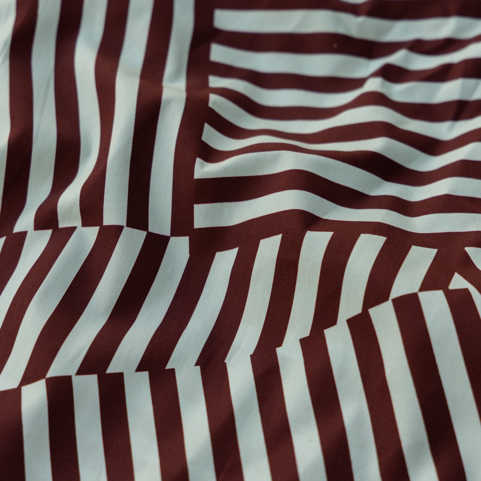 Poplin abstracte strepen bordeaux/lichtblauw