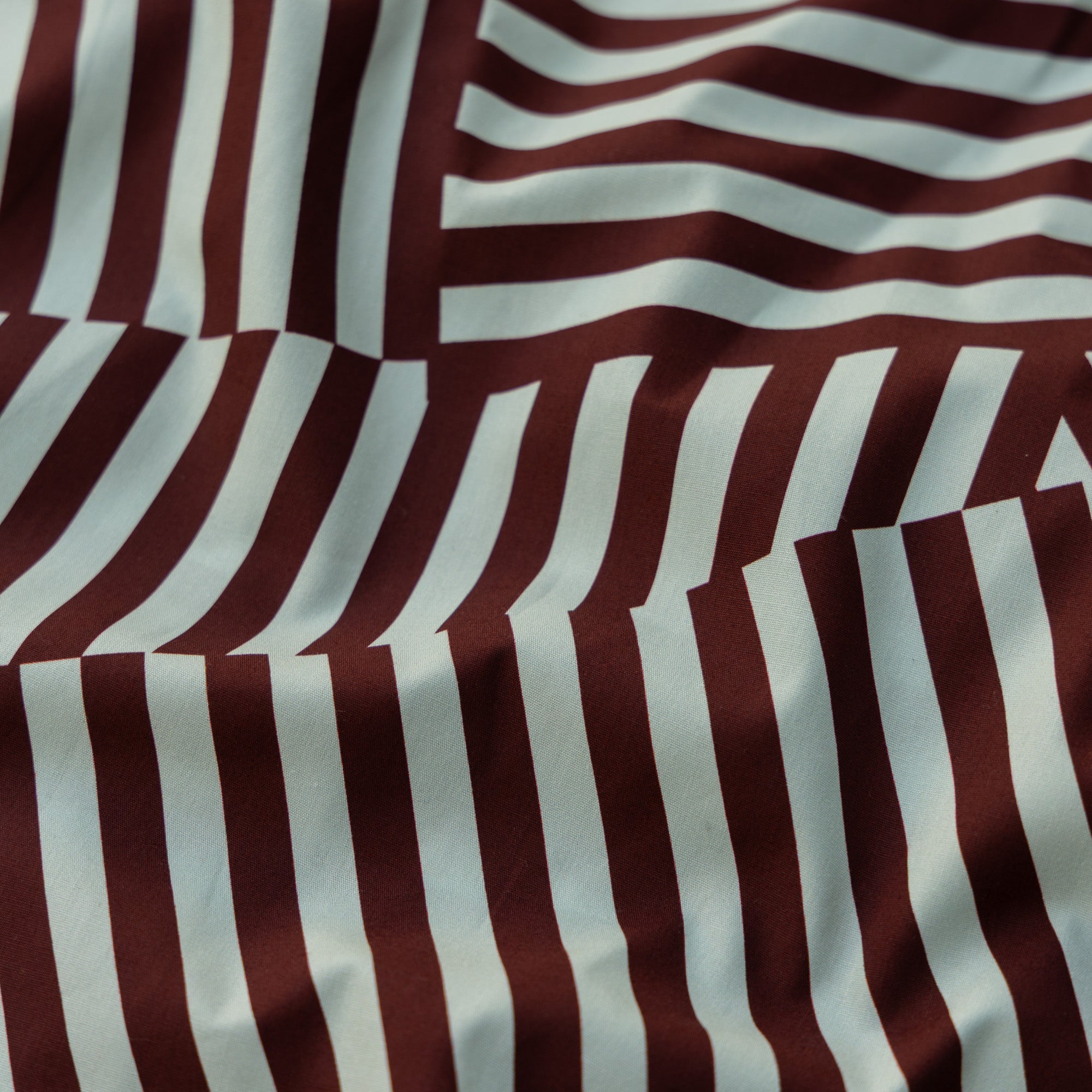 Poplin abstracte strepen bordeaux/lichtblauw