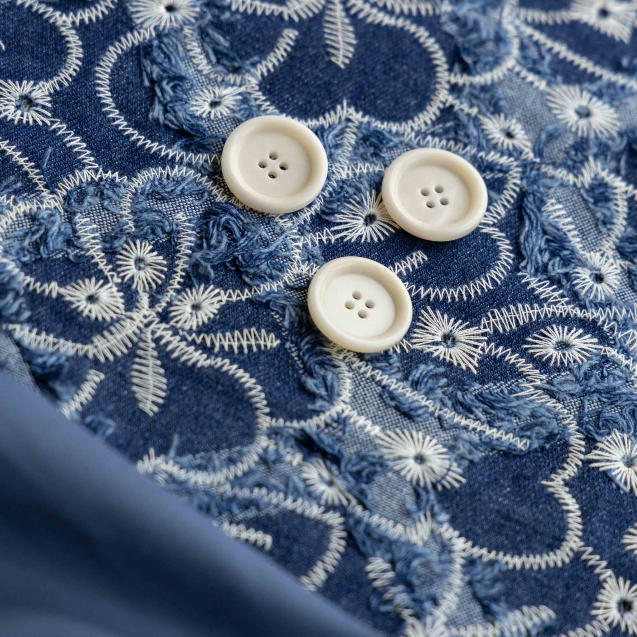 Denim geborduurde bloemen indigo