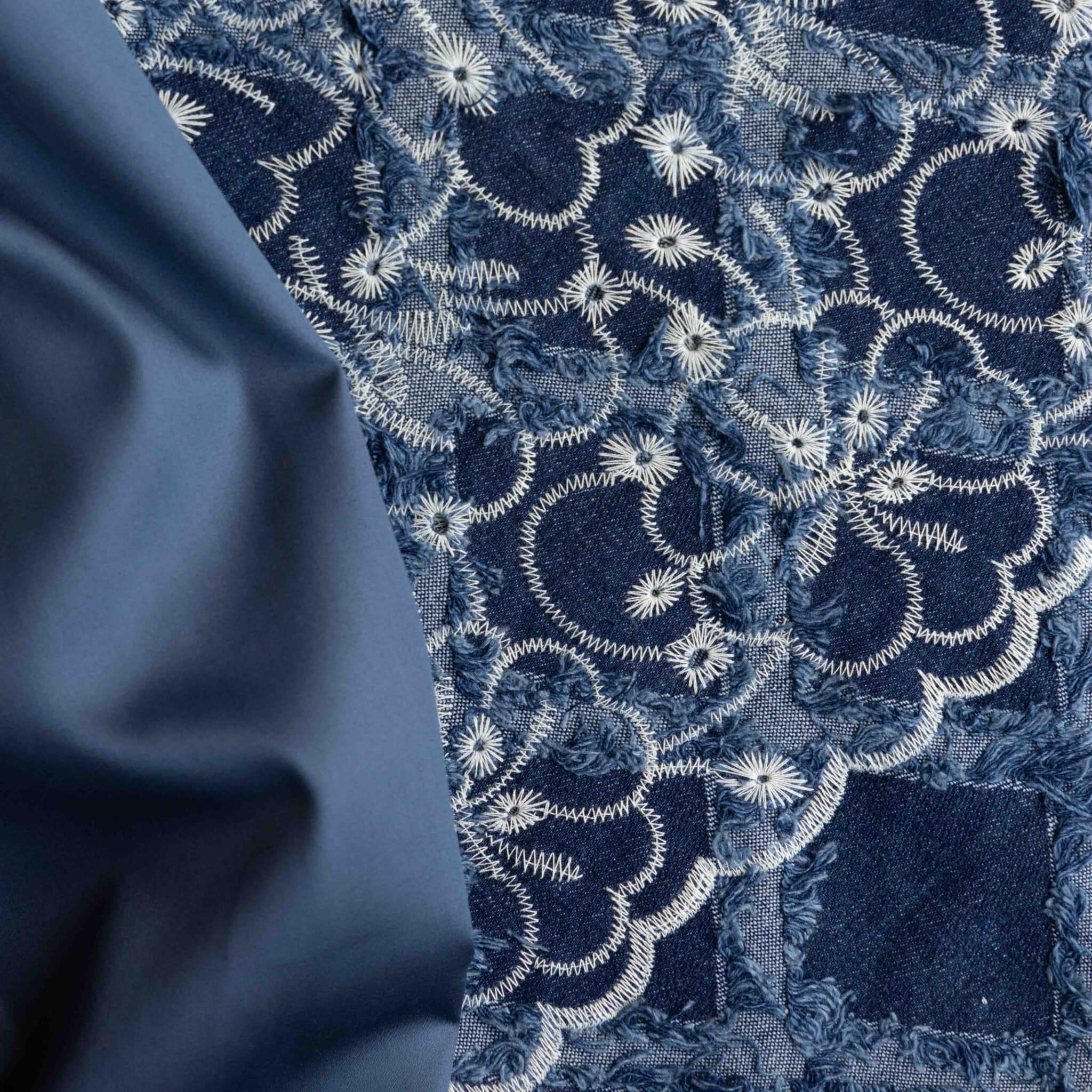 Denim geborduurde bloemen indigo
