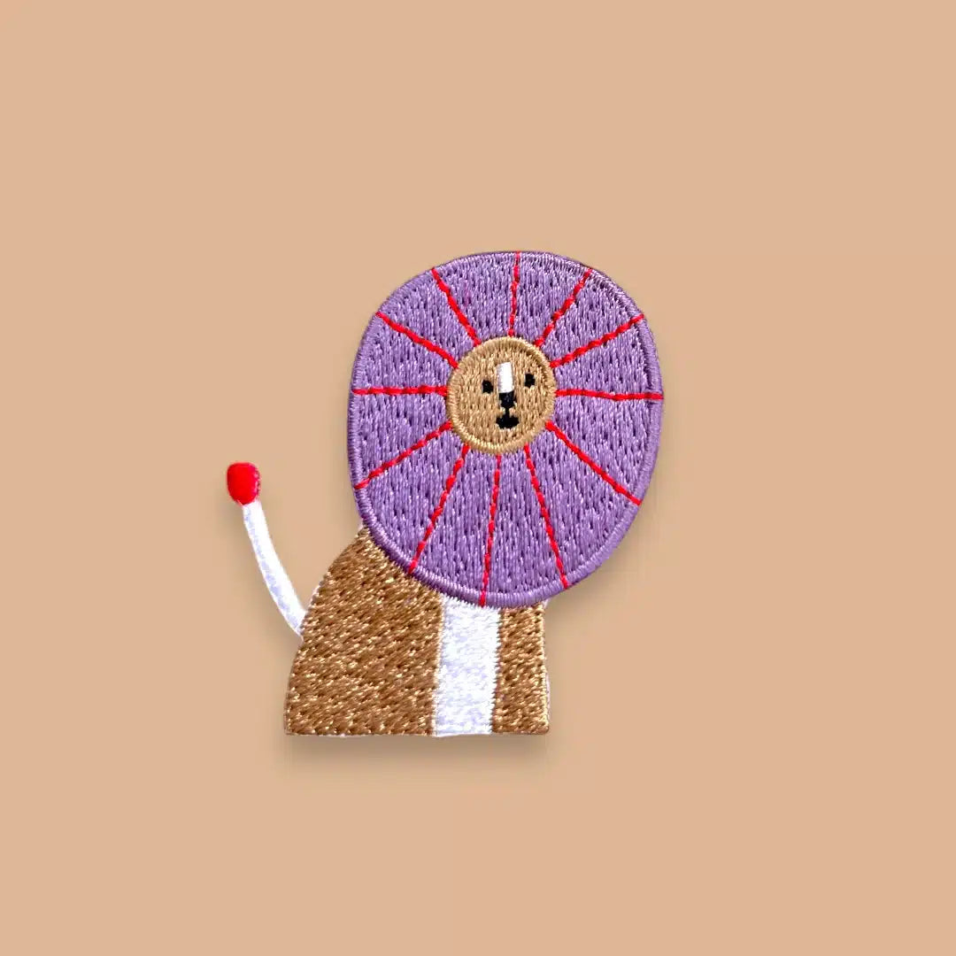 HejPatches - strijkapplicatie leeuw paars/rood