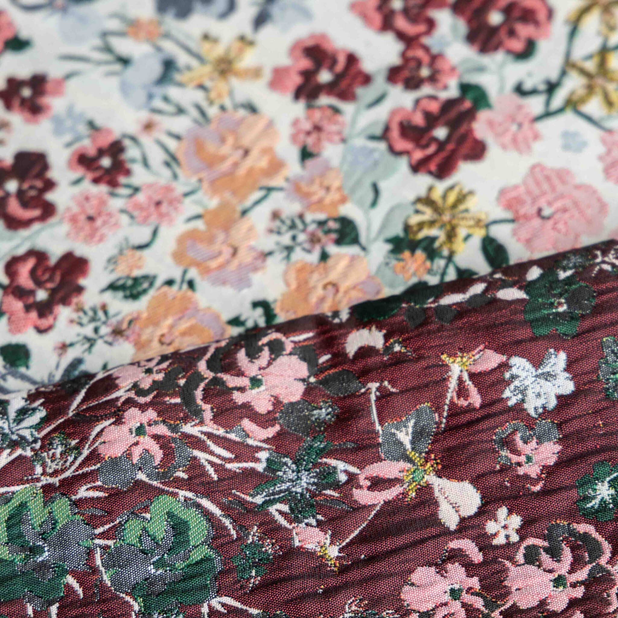 Jacquard lilya bloemen lichtblauw/wijnrood