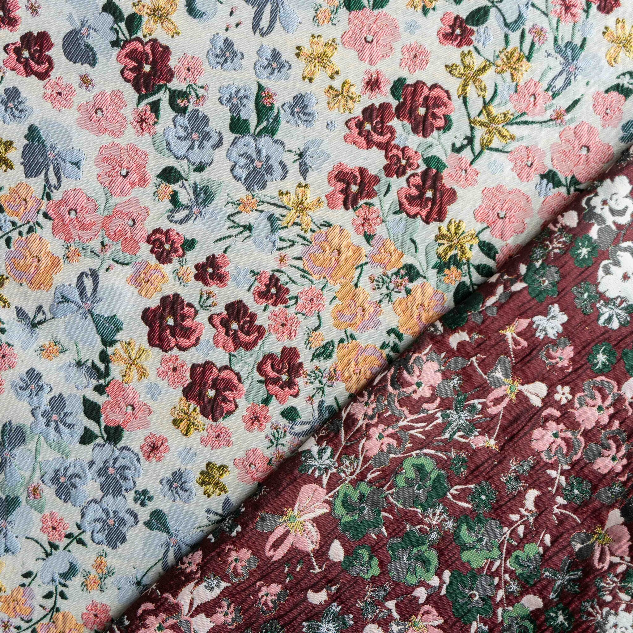 Jacquard lilya bloemen lichtblauw/wijnrood