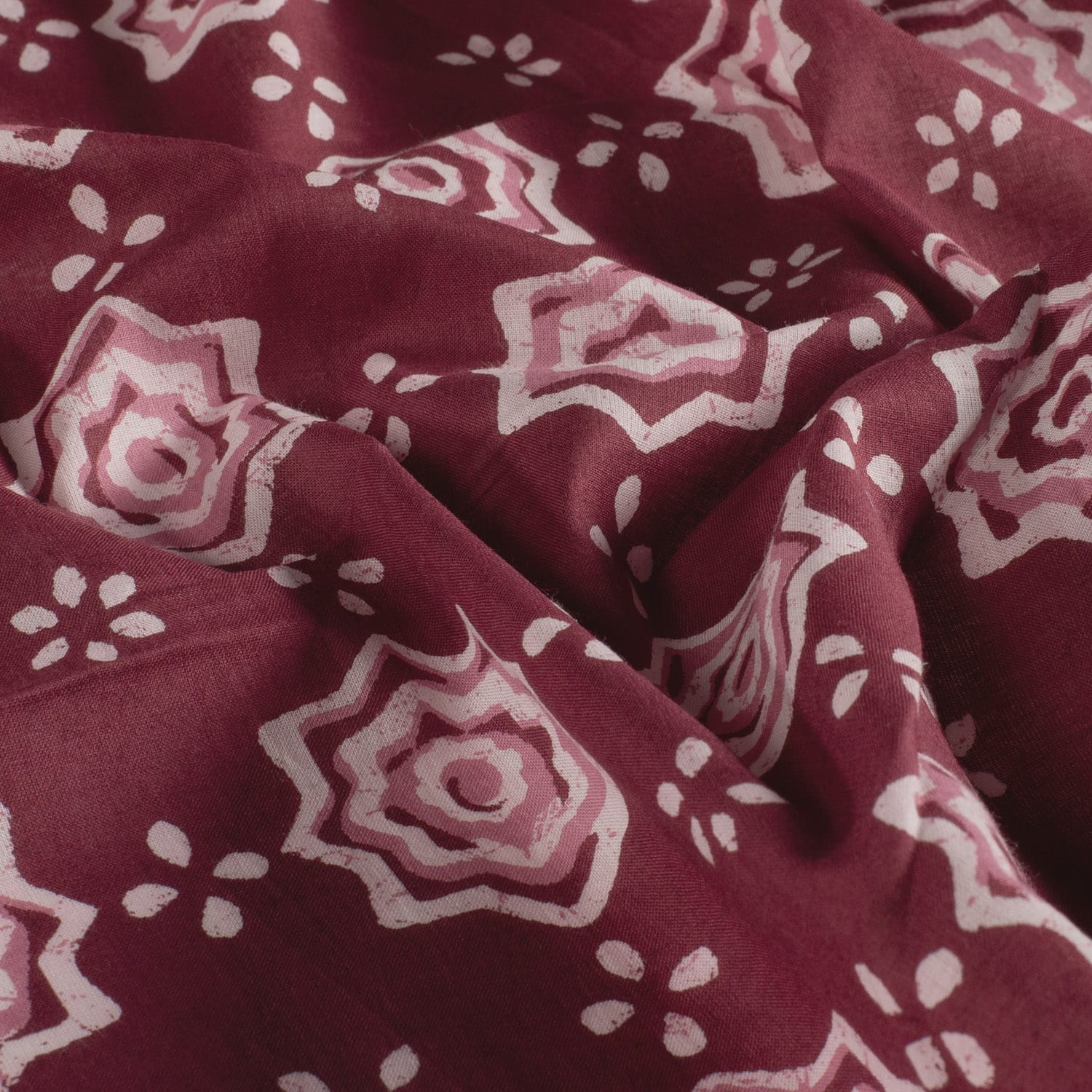 Katoenen voile batik abstracte bloemen rood