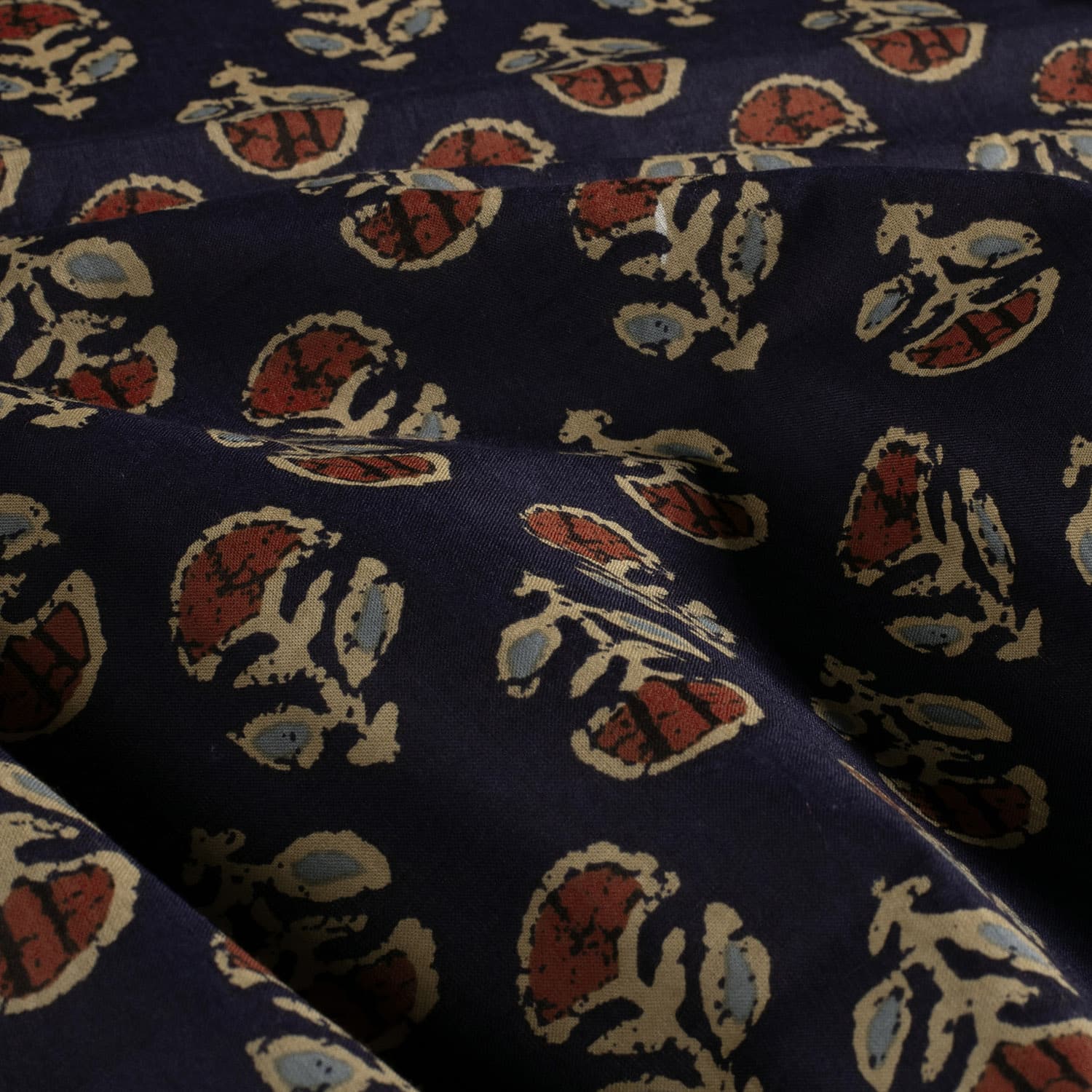 Katoenen voile batik bloemen marine