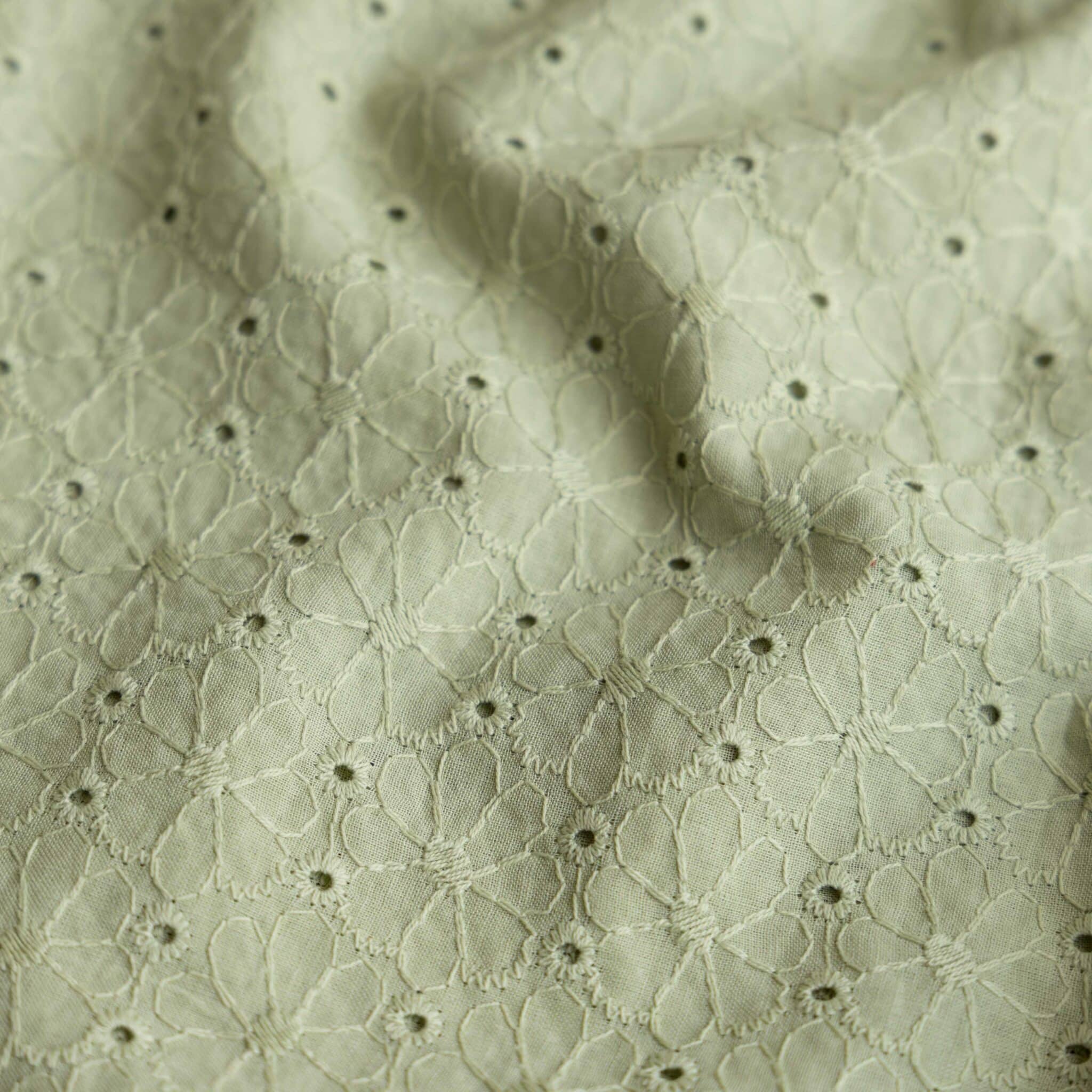 Poplin broderie bloemen schulprand lichtgroen