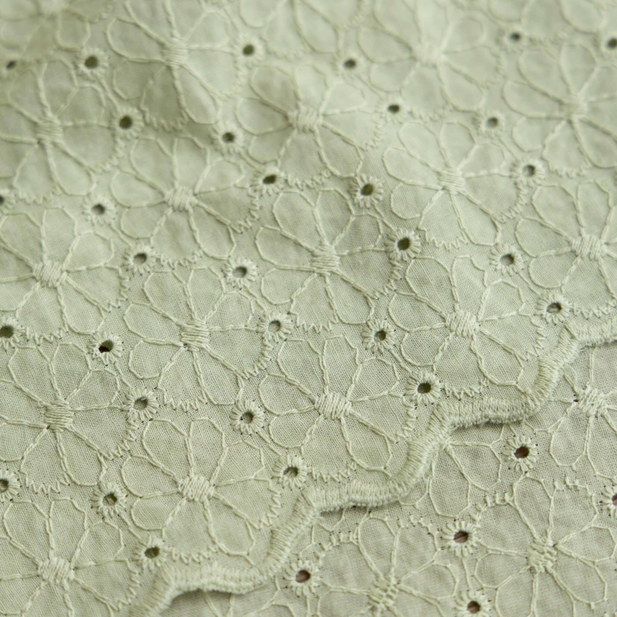 Poplin broderie bloemen schulprand lichtgroen