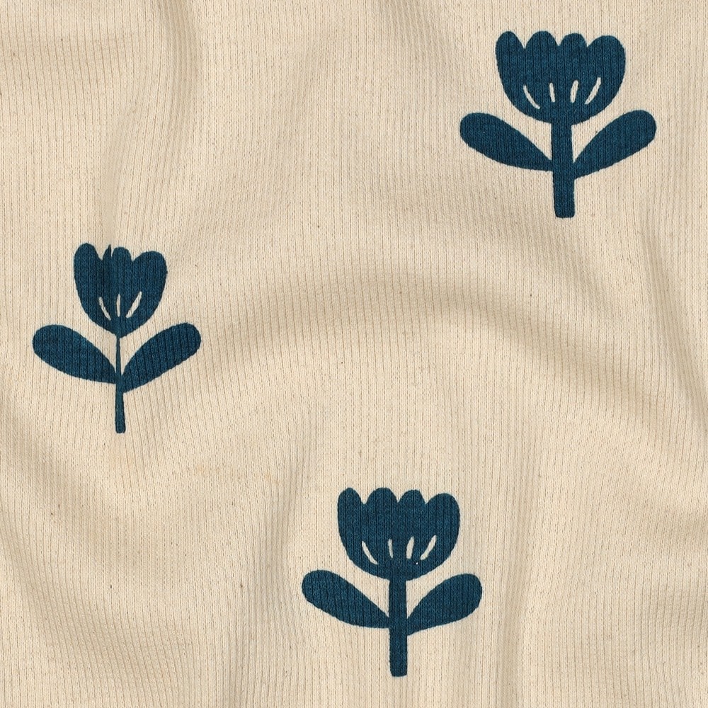 Rib jersey organic bloemen naturel/petrol (verkleuring stofvouw)