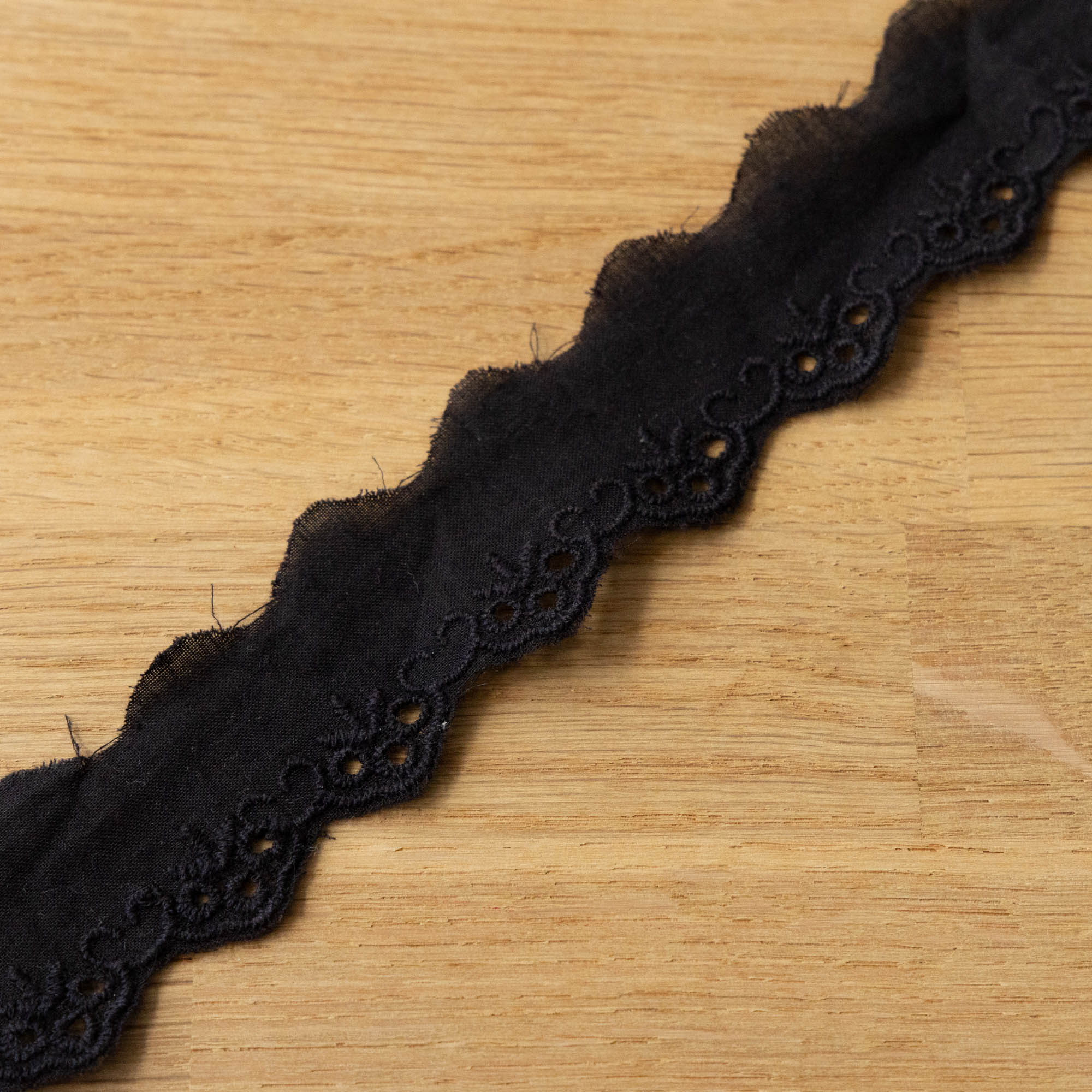 Sierband broderie 40mm zwart